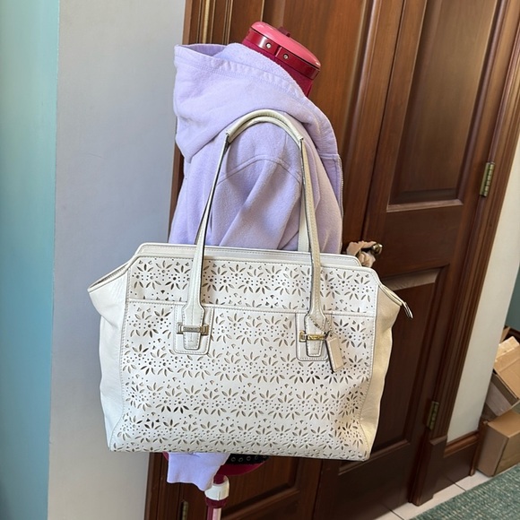 Coach F27391 Taylor eyelet shoulder bag leather cut out off-white eggshell EUC - Picture 3 of 17